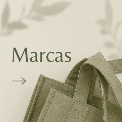 Saco de mão cinza com etiquetas e texto Marcas na parede