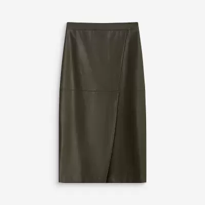 Saia midi castanho escuro imitação pele com costuras visíveis.
