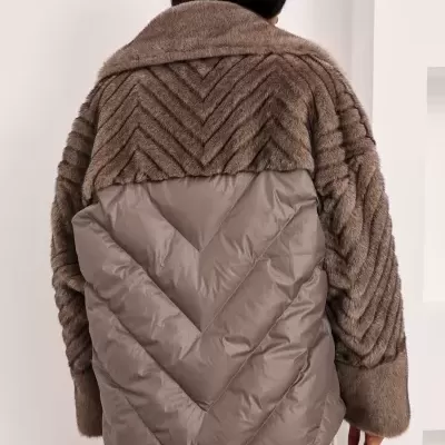 Casaco feminino castanho de pelúcia e tecido acolchoado visto por trás