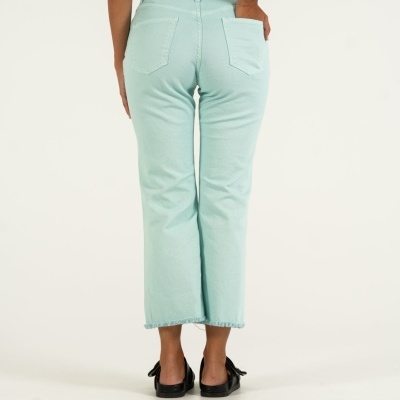 Calças de ganga azul claro vistas de costas com bolsos e bainha desfiada