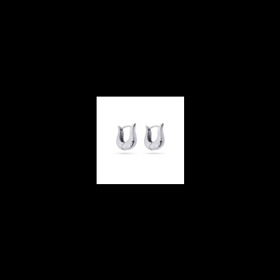 Brincos pequenos em prata com design em gota sobre fundo branco