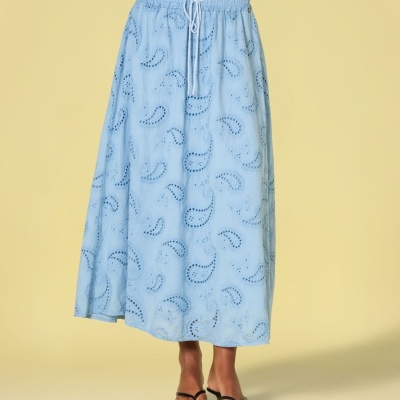 Saia comprida azul clara com padrão recortado e cordão branco na cintura