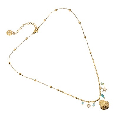 Colar dourado com pendentes de concha e pequenas figuras coloridas