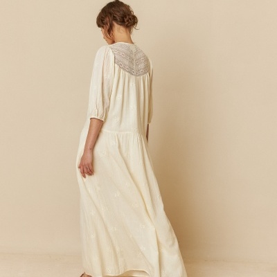 Vestido comprido branco com detalhes bordados e painel cinzento nas costas.