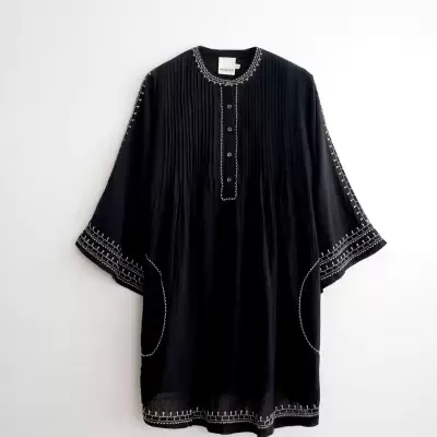 Vestido ou blusa preta com bordados brancos e botões