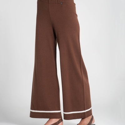 Calças largas castanho com faixa branca na barra e cintura elástica