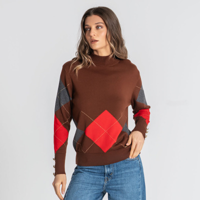 Camisola castanha com losangos vermelhos e cinza e jeans azul claro