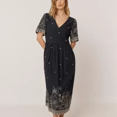 Vestido midi azul escuro com bordados bege florais e mangas curtas bordadas