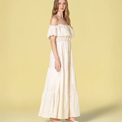 Vestido comprido branco com bordado e sapatos brancos