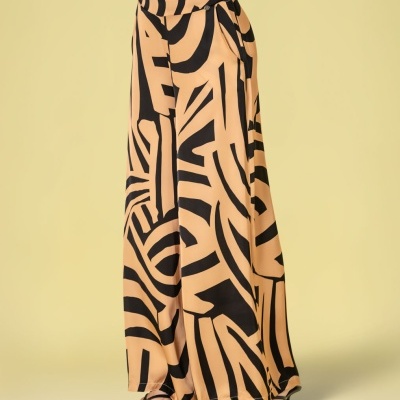 Calças largas bege com padrão geométrico preto