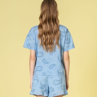 Conjunto feminino azul claro com bordado vazado, t-shirt e calções vistos de costas