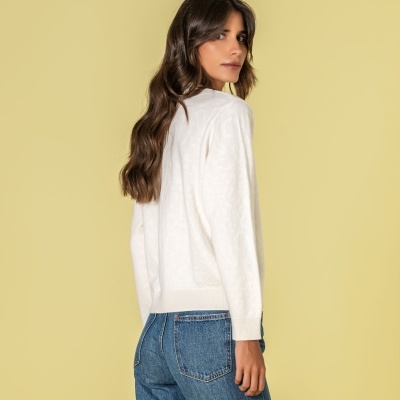 Top branco de manga comprida com padrão texturizado visto de costas