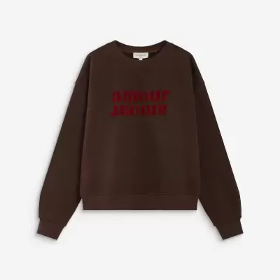 Sweatshirt castanha com texto vermelho amarelo ao centro