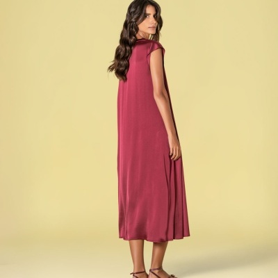 Vestido vinho comprido em tecido fluido com sandálias rasas castanhas