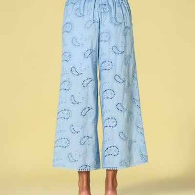 Calças largas azuis com padrão em gotas e calçado preto de salto