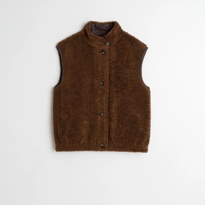Colete peludo castanho com botões e gola alta sobre fundo branco