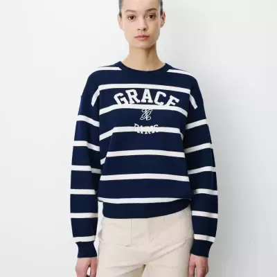Sweater azul escuro riscas brancas com texto GRACE Paris usada por modelo