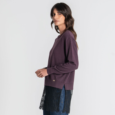 Sweatshirt feminina roxa com renda preta e calças jeans