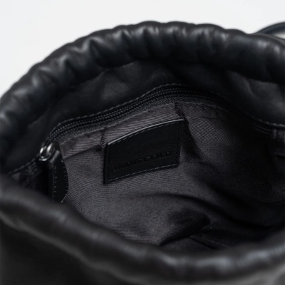 Interior de mala preta de couro com forro cinzento e bolso com fecho