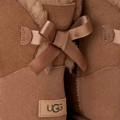 Bota camel em camurça com laço de cetim e etiqueta UGG