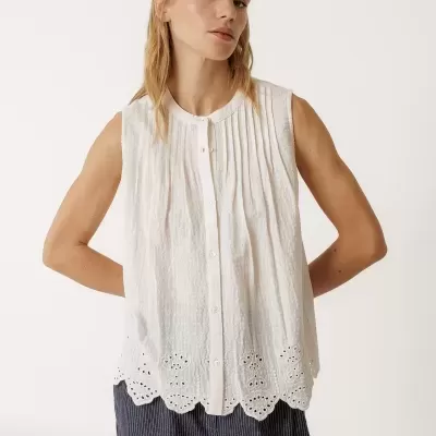 blusa branca sem mangas com botões e bordados na barra