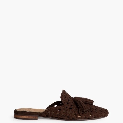 Mule feminino castanha em pele trançada com franjas.