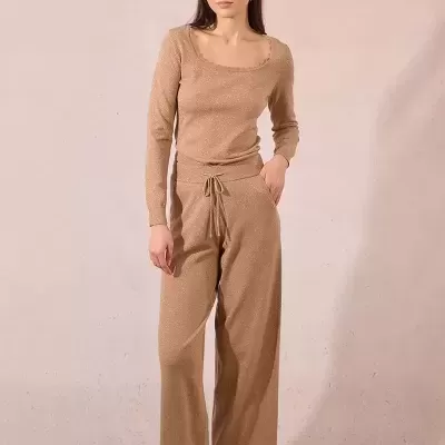 Conjunto castanho dourado com brilho, camisola manga comprida e calças largas, calçado bege