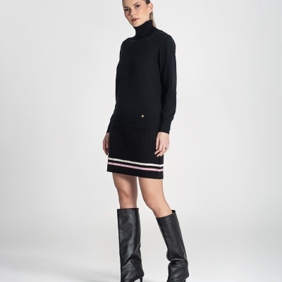 Vestido preto de malha com gola alta e saia com riscas em branco e rosa, botas pretas de tacão