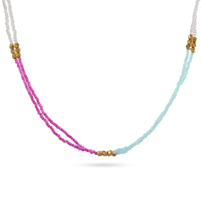 Colar de contas coloridas com detalhes dourados em fundo branco