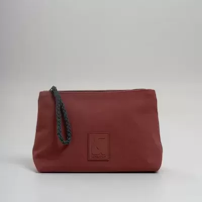 Necessaire castanha em tecido com fecho e alça trançada preta