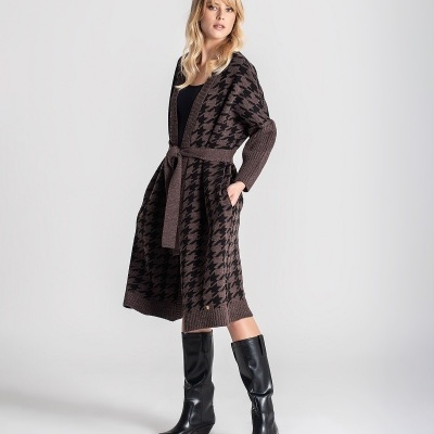 Mulher vestindo casaco longo de malha castanho e preto com padrão pied-de-poule e botas pretas