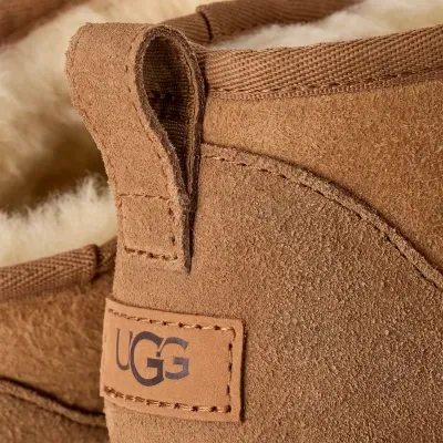 Bota UGG castanha em camurça com etiqueta traseira e interior felpudo