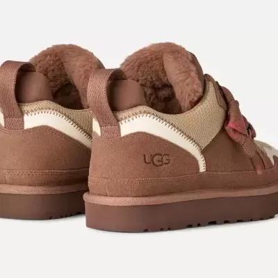 Par de sapatos UGG castanhos com pelo interno e detalhes em branco