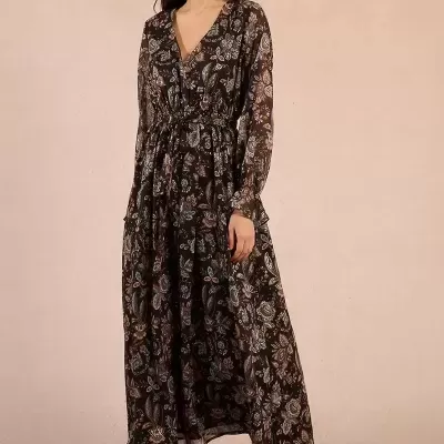 Vestido comprido floral com decote em V e botas pretas