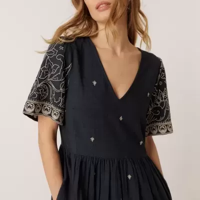 Vestido preto bordado bege com decote em V e mangas curtas com bordado floral