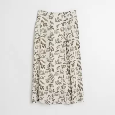 Saia midi branca com padrão floral bege e verde, com pregas.
