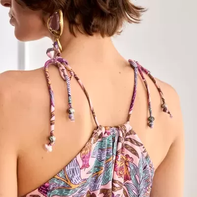 Parte de trás de vestido floral com alças amarradas nos ombros