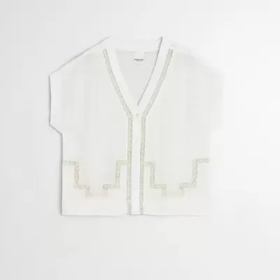 blusa branca de tecido leve com detalhes em renda