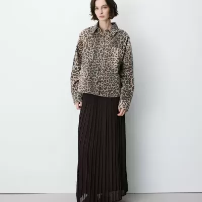 Casaco animal print, saia preta plissada e sapatos castanhos