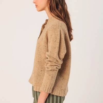 Camisola de malha bege vista de perfil