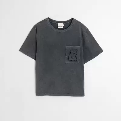 T-shirt cinzenta escura com bolso e padrão recortado na frente