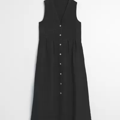 Vestido preto midi sem mangas com botões no centro