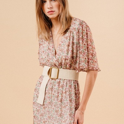 Vestido feminino floral com cinto bege largo e fivela dourada