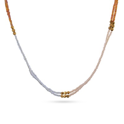 Colar com contas pequenas em laranja, prateado e bege com contas douradas maiores