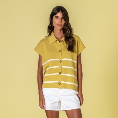 Blusa amarelo mostarda com riscas brancas e botões, calções brancos
