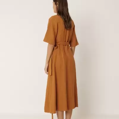 Vestido midi castanho alaranjado com cinto visto de costas
