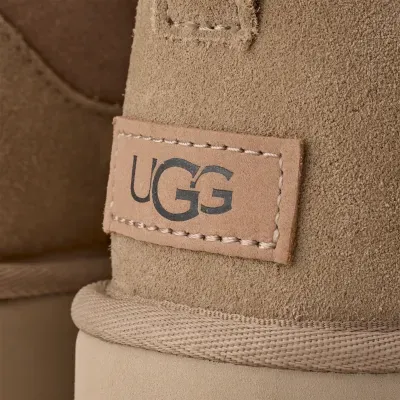Bota castanha clara em camurça com etiqueta UGG