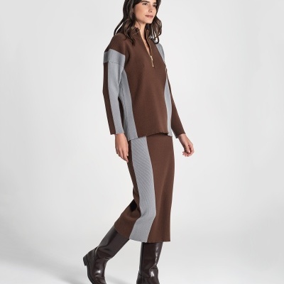 Conjunto de malha castanho e cinza com botas altas castanhas