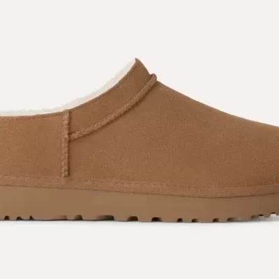 Pantufa castanha de camurça com interior branco e sola de borracha