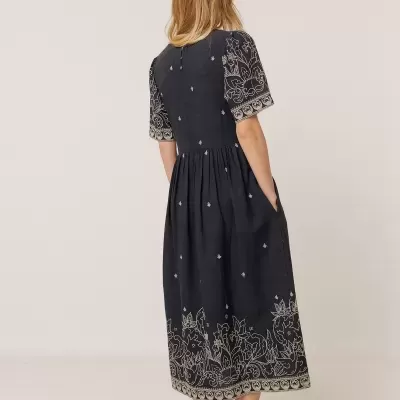 Vestido midi azul escuro com bordados florais bege e mangas curtas